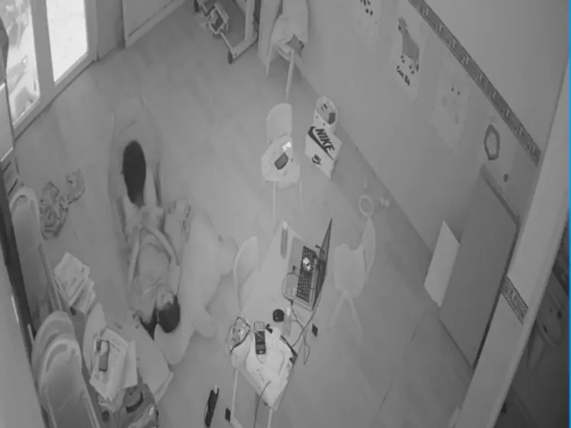 Lộ clip trả bài cùng tình nhân tại phòng khách