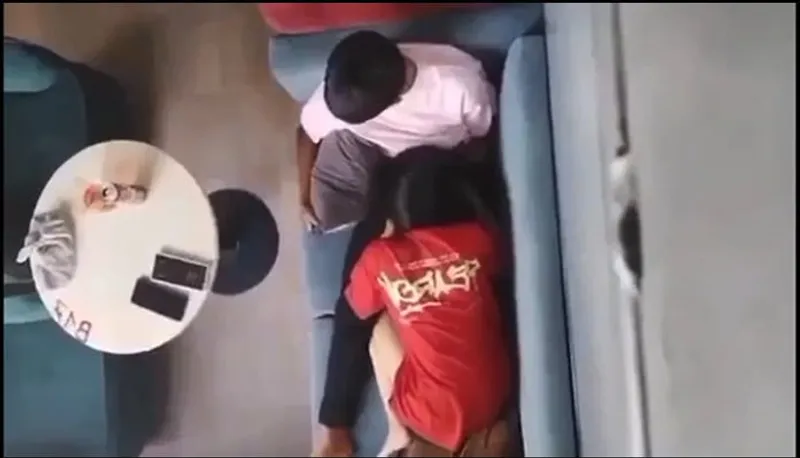 Quay lén em người yêu mút liếm cho cô bạn gái nơi công cộng