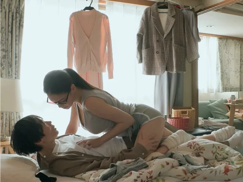 được chị nhà đối diện "an ủi" khi con ghệ đi ngoại tình